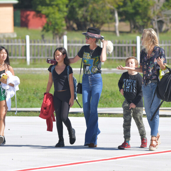 Laeticia Hallyday et ses filles Jade et Joy à leur arrivée à l'aéroport de Saint-Barthélemy. Son amie Liliane Jossua et son fils Gabriel Bogliolo sont venus les accueillir. Le 4 décembre 2019.
