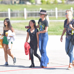 Laeticia Hallyday et ses filles Jade et Joy à leur arrivée à l'aéroport de Saint-Barthélemy. Son amie Liliane Jossua et son fils Gabriel Bogliolo sont venus les accueillir. Le 4 décembre 2019.
