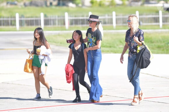 Laeticia Hallyday et ses filles Jade et Joy à leur arrivée à l'aéroport de Saint-Barthélemy. Son amie Liliane Jossua et son fils Gabriel Bogliolo sont venus les accueillir. Le 4 décembre 2019.