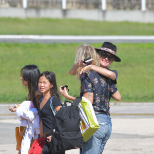 Laeticia Hallyday et ses filles Jade et Joy à leur arrivée à l'aéroport de Saint-Barthélemy. Son amie Liliane Jossua et son fils Gabriel Bogliolo sont venus les accueillir. Le 4 décembre 2019.