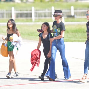 Laeticia Hallyday et ses filles Jade et Joy à leur arrivée à l'aéroport de Saint-Barthélemy. Son amie Liliane Jossua et son fils Gabriel Bogliolo sont venus les accueillir. Le 4 décembre 2019.