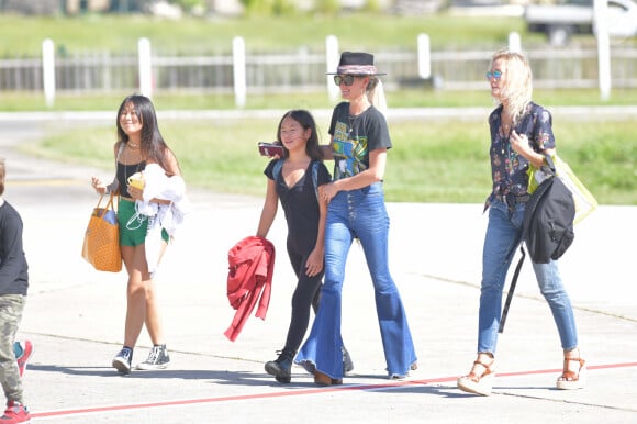 Laeticia Hallyday et ses filles Jade et Joy à leur arrivée à l'aéroport de Saint-Barthélemy. Son amie Liliane Jossua et son fils Gabriel Bogliolo sont venus les accueillir. Le 4 décembre 2019.