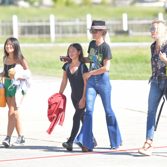 Laeticia Hallyday et ses filles Jade et Joy à leur arrivée à l'aéroport de Saint-Barthélemy. Son amie Liliane Jossua et son fils Gabriel Bogliolo sont venus les accueillir. Le 4 décembre 2019.
