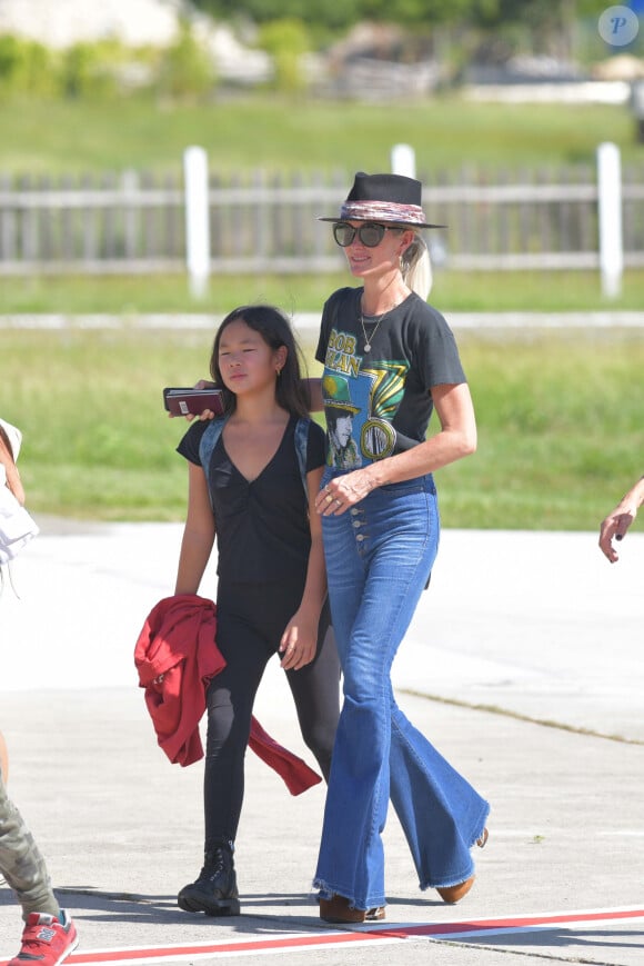 Laeticia Hallyday et ses filles Jade et Joy à leur arrivée à l'aéroport de Saint-Barthélemy. Son amie Liliane Jossua et son fils Gabriel Bogliolo sont venus les accueillir. Le 4 décembre 2019.