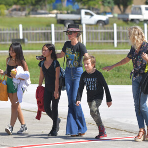 Laeticia Hallyday et ses filles Jade et Joy à leur arrivée à l'aéroport de Saint-Barthélemy. Son amie Liliane Jossua et son fils Gabriel Bogliolo sont venus les accueillir. Le 4 décembre 2019.
