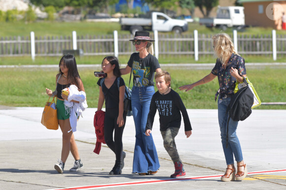 Laeticia Hallyday et ses filles Jade et Joy à leur arrivée à l'aéroport de Saint-Barthélemy. Son amie Liliane Jossua et son fils Gabriel Bogliolo sont venus les accueillir. Le 4 décembre 2019.