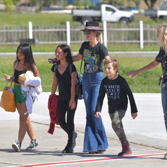 Laeticia Hallyday et ses filles Jade et Joy à leur arrivée à l'aéroport de Saint-Barthélemy. Son amie Liliane Jossua et son fils Gabriel Bogliolo sont venus les accueillir. Le 4 décembre 2019.