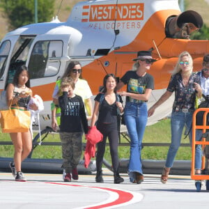 Laeticia Hallyday et ses filles Jade et Joy à leur arrivée à l'aéroport de Saint-Barthélemy. Son amie Liliane Jossua et son fils Gabriel Bogliolo sont venus les accueillir. Le 4 décembre 2019