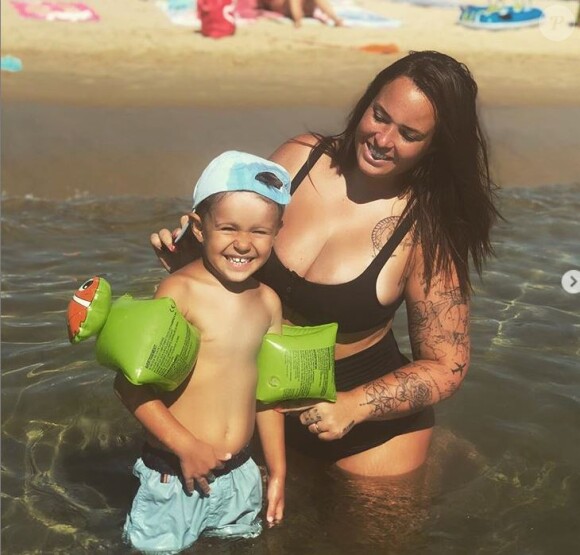 Kelly Helard des "Ch'tis" et son fils Lyam à la plage, le 31 juillet 2019