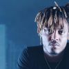 L'artiste Juice Wrld est décédé subitement à l'âge de 21 ans, le 8 décembre 2019, succombant à un malaise cardiaque.