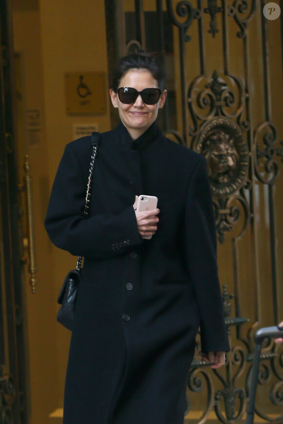 Katie Holmes à la sortie d'un immeuble à New York, le 26 novembre 2019.