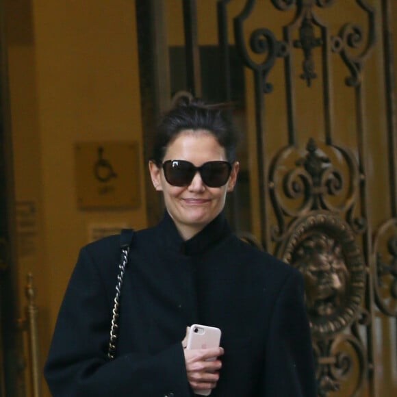 Katie Holmes à la sortie d'un immeuble à New York, le 26 novembre 2019.