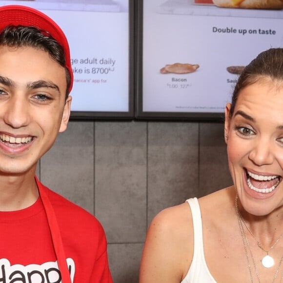 Katie Holmes travaille dans un McDonald's de Sydney pour l'opération McHappy Day le 16 novembre 2019.