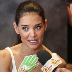 Katie Holmes travaille dans un McDonald's de Sydney pour l'opération McHappy Day le 16 novembre 2019.