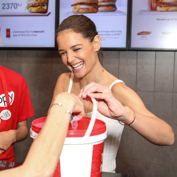 Katie Holmes travaille dans un McDonald's de Sydney pour l'opération McHappy Day le 16 novembre 2019.