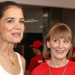 Katie Holmes travaille dans un McDonald's de Sydney pour l'opération McHappy Day le 16 novembre 2019.