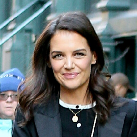 Exclusif - Katie Holmes se promène, très souriante, dans les rues de New York, le 1er novembre 2019.