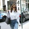 Katie Holmes porte un jean déchiré et un chemisier blanc aux manches bouffantes dans les rues de New York, le 26 octobre 2019.