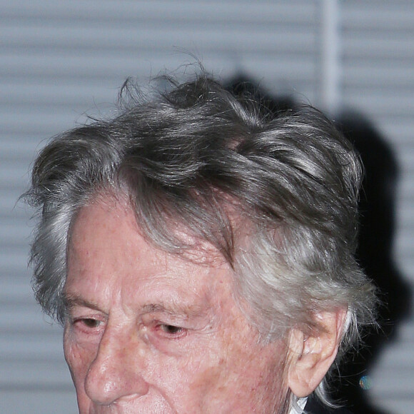 Roman Polanski quitte l'avant-première du film "J'accuse" au cinéma UGC Normandie entouré de 5 gardes du corps à Paris le 12 novembre 2019.