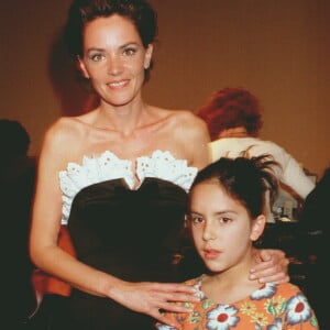 Cendrine Dominguez et sa fille Léa. Défilé "Tous les enfants sont nos enfants", au Cirque d'Hiver de Paris. Le 21 mai 1997.