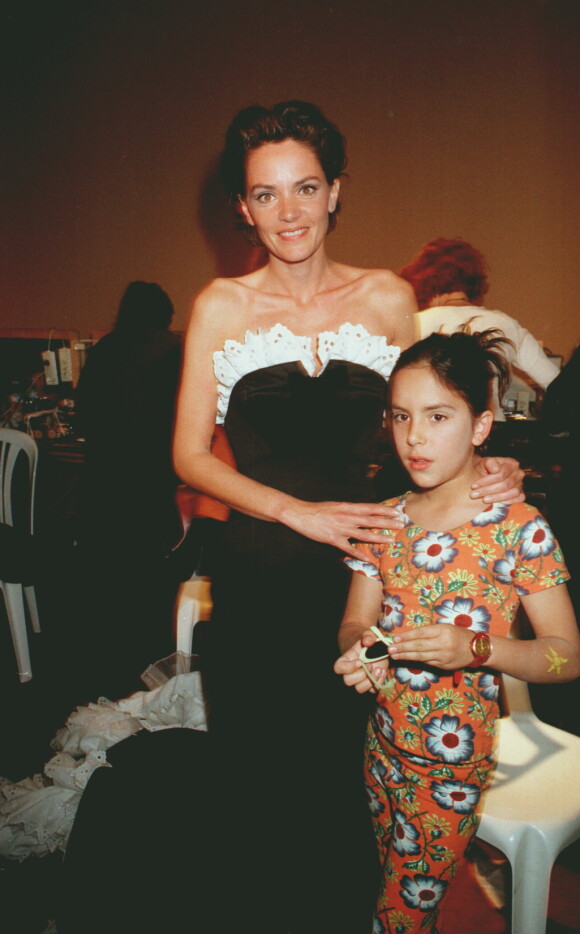 Cendrine Dominguez et sa fille Léa. Défilé "Tous les enfants sont nos enfants", au Cirque d'Hiver de Paris. Le 21 mai 1997.