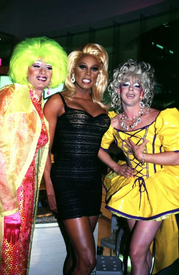 RuPaul et des amies lors de la promotion Mac Cosmetics en Australie. Le 18 novembre 1998.