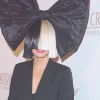 Sia : Pourquoi la chanteuse camoufle-t-elle son visage avec des perruques ?