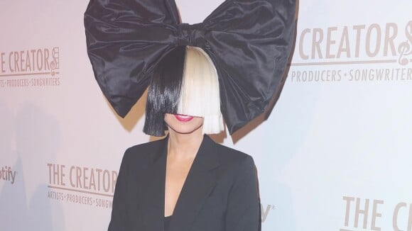 Sia : Pourquoi la chanteuse camoufle-t-elle son visage avec des perruques ?