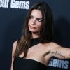 Emily Ratajkowski porte l'inscription "Fuck Harvey" sur son bras gauche - Première du film "Uncut Gems" (Netflix) à Los Angeles, le 11 décembre 2019.