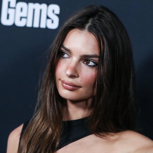 Emily Ratajkowski porte l'inscription "Fuck Harvey" sur son bras gauche - Première du film "Uncut Gems" (Netflix) à Los Angeles, le 11 décembre 2019.