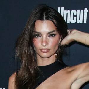 Emily Ratajkowski porte l'inscription "Fuck Harvey" sur son bras gauche - Première du film "Uncut Gems" (Netflix) à Los Angeles, le 11 décembre 2019.