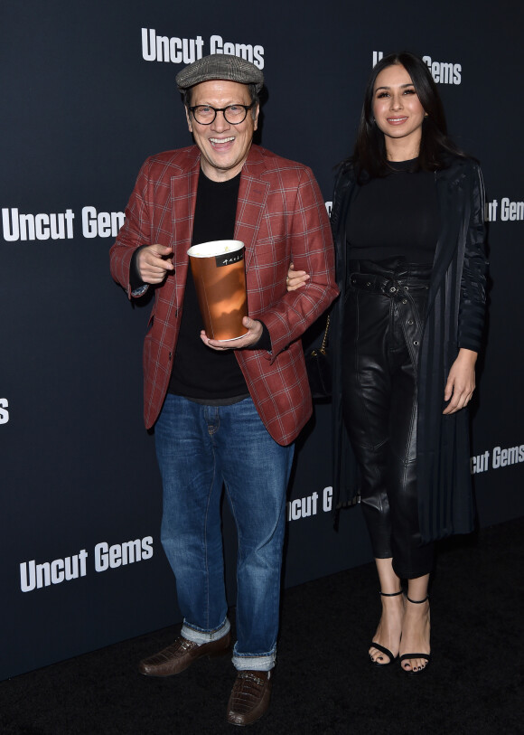 Rob Schneider et Patricia Azarcoya Schneider - Première du film "Uncut Gems" (Netflix) à Los Angeles, le 11 décembre 2019.