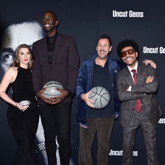 Julia Fox, Kevin Garnett, The Weeknd et Adam Sandler - Première du film "Uncut Gems" (Netflix) à Los Angeles, le 11 décembre 2019.