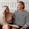 Oskar Lindblom avec sa compagne Alma Lindqvist, photo Instagram en août 2018. Le jeune hockeyeur international suédois est atteint d'un sarcome d'Ewing, une forme rare de cancer des os, diagnostiqué en décembre 2019.