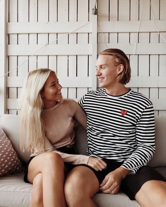 Oskar Lindblom avec sa compagne Alma Lindqvist, photo Instagram en août 2018. Le jeune hockeyeur international suédois est atteint d'un sarcome d'Ewing, une forme rare de cancer des os, diagnostiqué en décembre 2019.