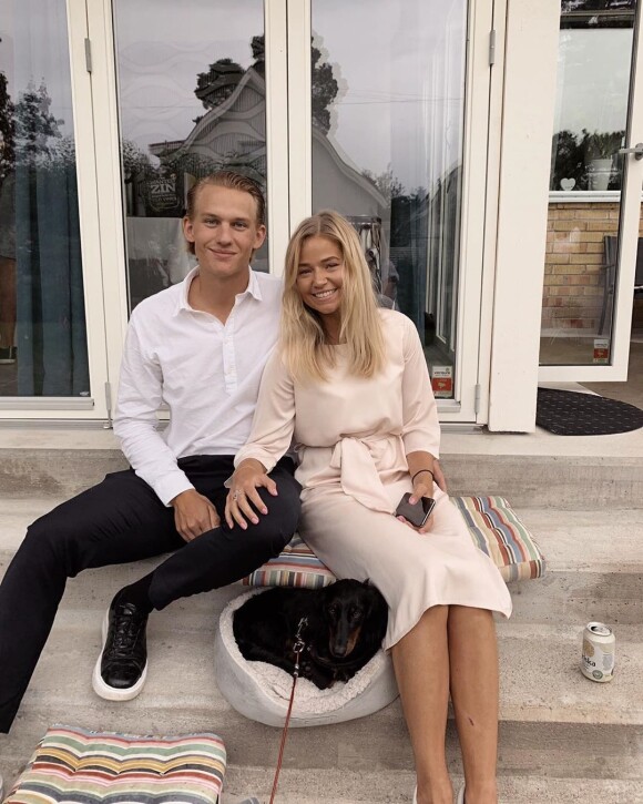 Oskar Lindblom avec sa compagne Alma Lindqvist, photo Instagram du 19 août 2019. Le jeune hockeyeur international suédois est atteint d'un sarcome d'Ewing, une forme rare de cancer des os, diagnostiqué en décembre 2019.