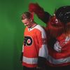 Oskar Lindblom avec Gritty, la mascotte des Philadelphia Flyers, photo Instagram du 12 septembre 2019. Le jeune hockeyeur international suédois est atteint d'un sarcome d'Ewing, une forme rare de cancer des os, diagnostiqué en décembre 2019.