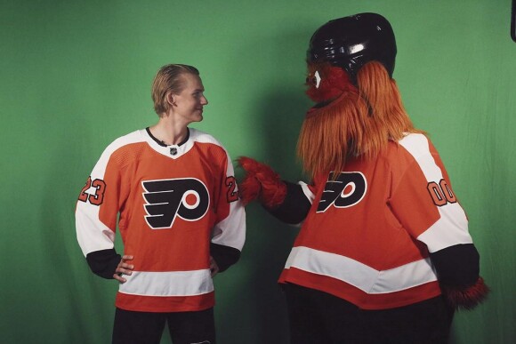 Oskar Lindblom avec Gritty, la mascotte des Philadelphia Flyers, photo Instagram du 12 septembre 2019. Le jeune hockeyeur international suédois est atteint d'un sarcome d'Ewing, une forme rare de cancer des os, diagnostiqué en décembre 2019.