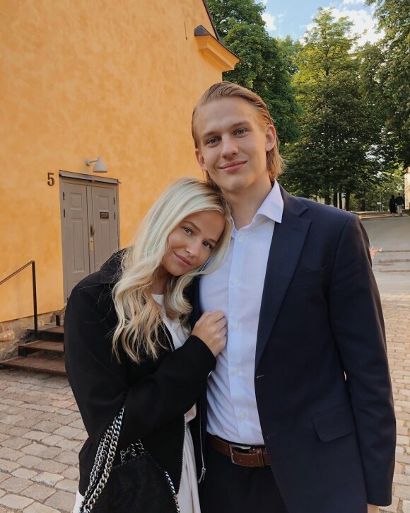 Oskar Lindblom avec sa compagne Alma Lindqvist, photo Instagram de 2018. Le jeune hockeyeur international suédois est atteint d'un sarcome d'Ewing, une forme rare de cancer des os, diagnostiqué en décembre 2019.