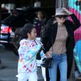 Laeticia Hallyday avec ses filles Jade et Joy au club privé Soho Warehouse en milieu d'après midi à Los Angeles le 15 décembre 2019.