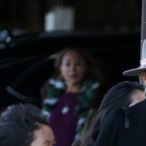 Laeticia Hallyday avec ses filles Jade et Joy au club privé Soho Warehouse en milieu d'après midi à Los Angeles le 15 décembre 2019.