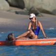 Laeticia Hallyday - Laeticia Hallyday rejoint Bella Hadid et son équipe de shooting sur un paddle géant et se baigne sur une plage de Saint-Barthélemy le 7 décembre 2019.
