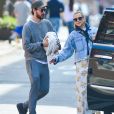 Exclusif - Kate Hudson et son compagnon Danny Fujikawa sortent en famille à New York. L'actrice et créatrice de mode âgée de 39 ans portait une veste en jean raccourcie, un sweat à capuche bleu, des boucles d'oreilles, un pantalon à fleurs et des talons bruns. New York, le 8 avril 2019.