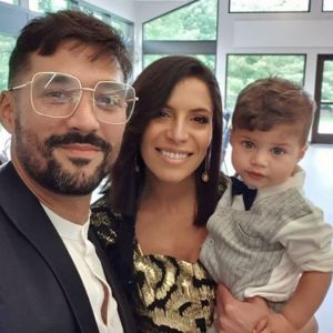 Zaho et Florent Mothe officialisent leur couple sur Instagram, en posant avec leur fils Naïm, le 23 juin 2019.