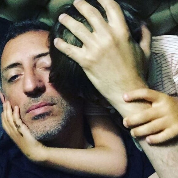 Gad Elmaleh et son fils Raphaël, à Monaco, le 16 août 2018