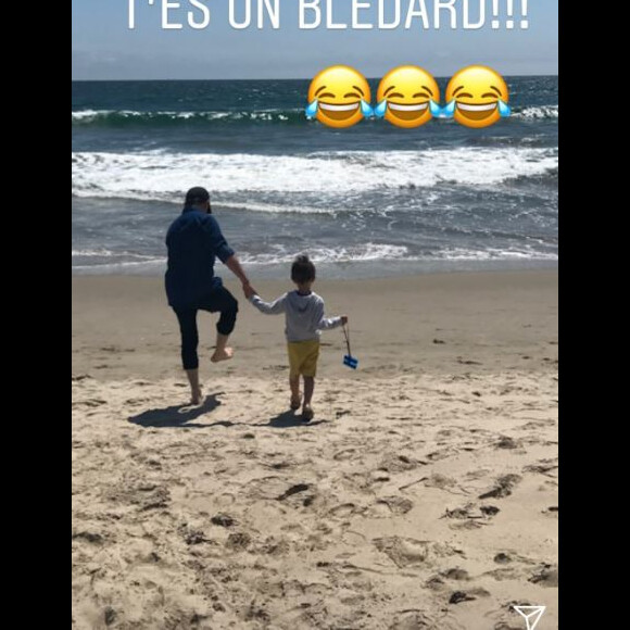 Gad Elmaleh sur une plage à Los Angeles avec son fils Raphaël, le 3 juillet 2018.