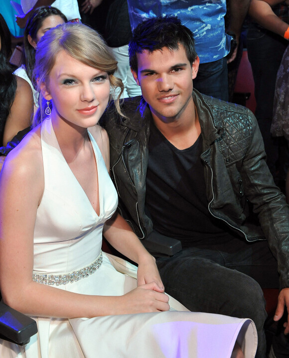 Taylor Swift and Taylor Lautner lors des "Teen Choice Awards 2011" à Los Angeles