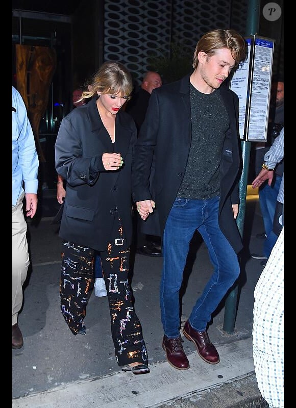 Taylor Swift et son compagnon Joe Alwyn à la sortie de l'afterparty du Saturday Night Live à New York le 5 octobre 2019