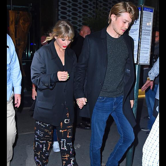 Taylor Swift et son compagnon Joe Alwyn à la sortie de l'afterparty du Saturday Night Live à New York le 5 octobre 2019