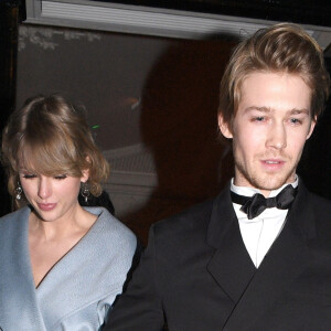 Taylor Swift et son compagnon Joe Alwyn main dans la main à la sortie de l'after party des BAFTA Awards à Londres, le 10 février 2019.